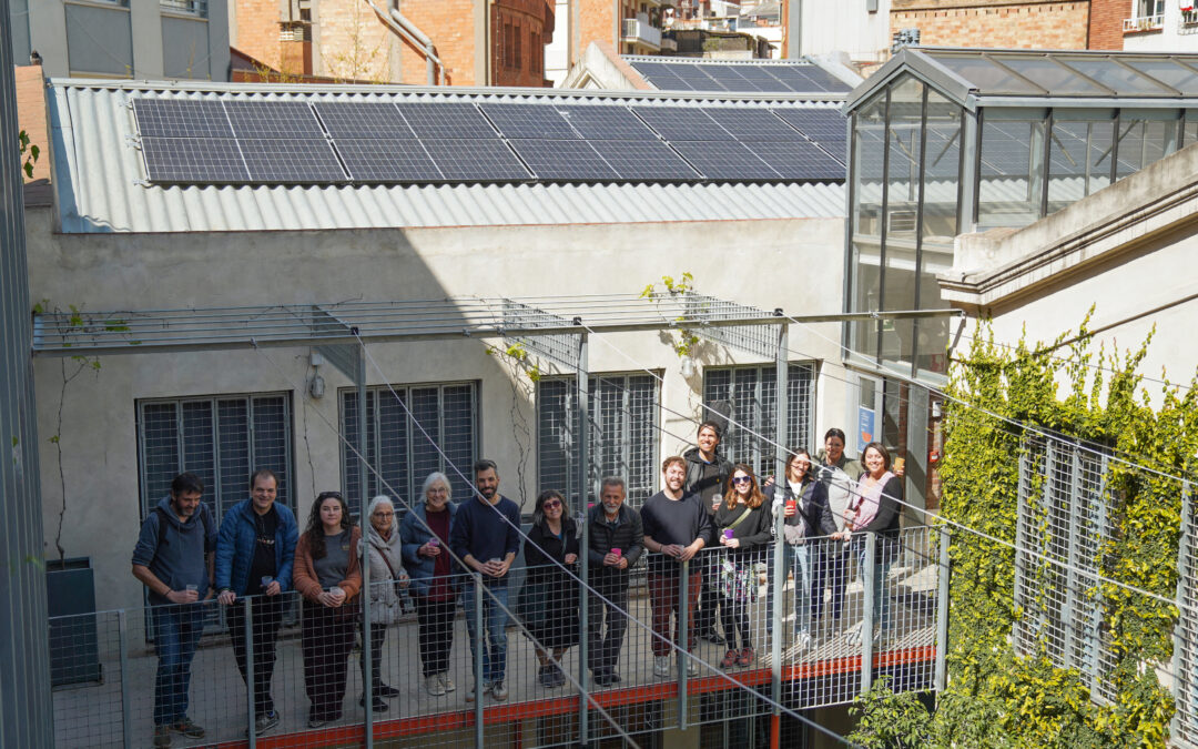 Ja som 100 fans del sol a la Bordeta: més que plaques, una xarxa de suport veïnal