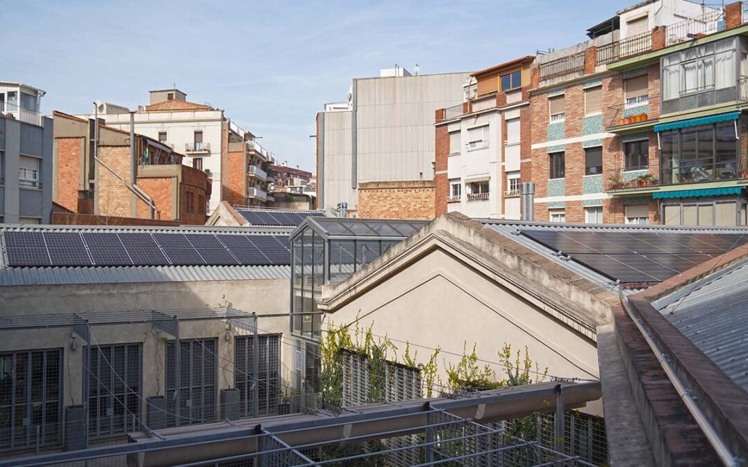 Estrenem dues noves instal·lacions fotovoltaiques i busquem 100 noves sòcies per compartir l’energia que produïm